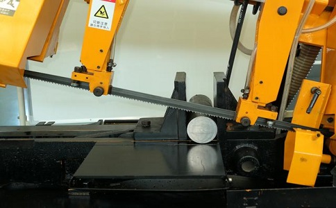 威宁数控带锯床自动送料精度会出现偏差吗？